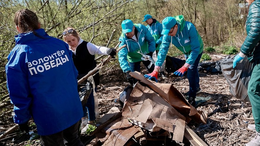 Главная картинка новости: Мэр Нижнего Новгорода убрал мусор у реки Старки