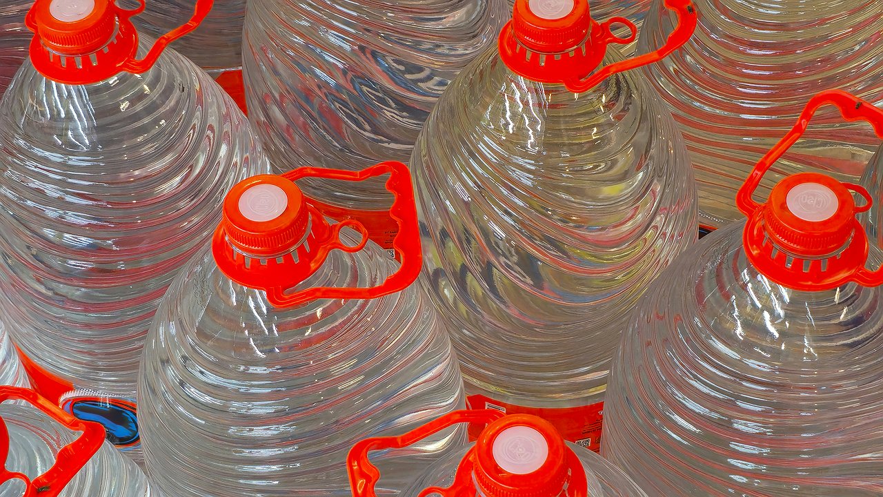 Главная картинка новости: Пластиковые бутылки 5 л берегу — храню словно зеницу ока: вот что из них делаю — порядок в доме теперь гарантирован