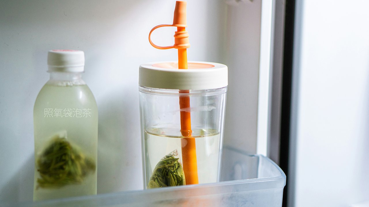 Главная картинка новости: Бросил бутылку с водой в морозилку, о счетах за электричество теперь не думаю — мало кому известно об этой уловке