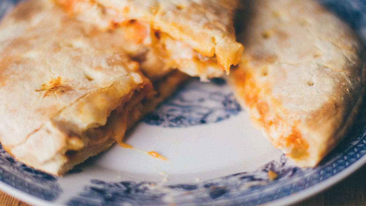 Главная картинка новости: Лепешки по-сибирски: быстрые и невероятно вкусные угощения с разнообразными начинками