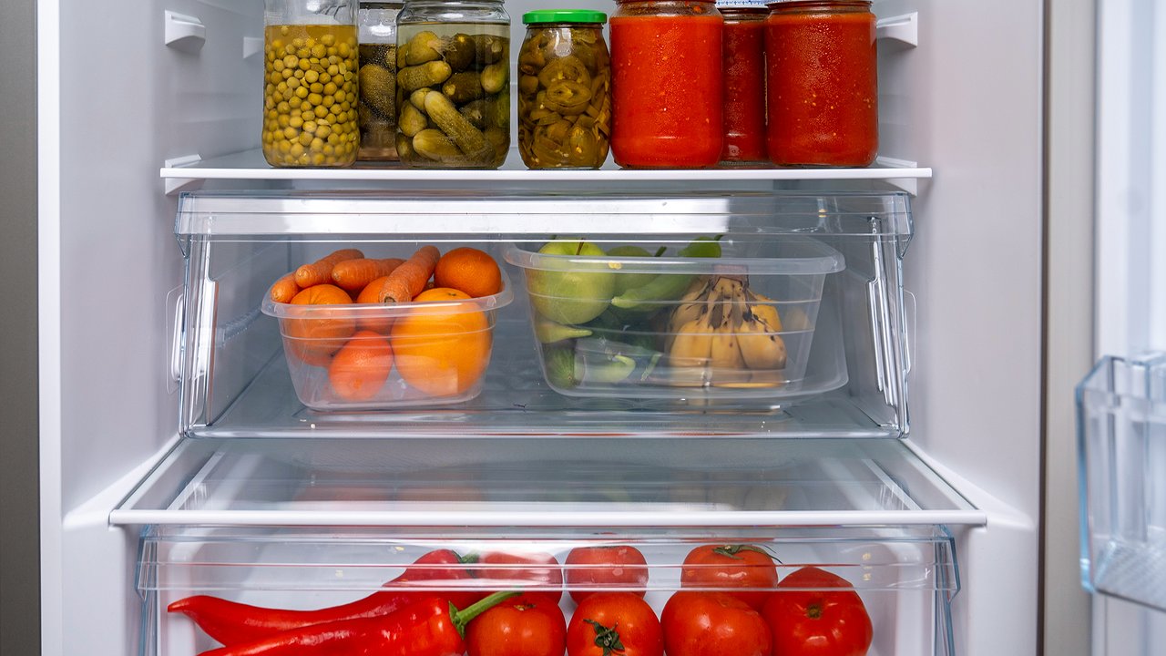 Главная картинка новости: Бутылку с водой в морозилку, и счета за электричество теперь не беспокоят — об этом мало кто знает