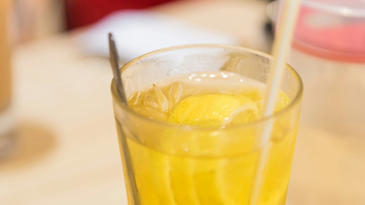 Главная картинка новости: Что дает употребление воды с лимоном: в чем заключается настоящая польза напитка
