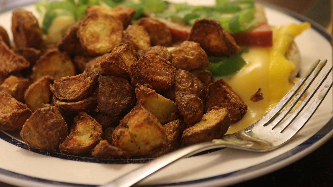 Главная картинка новости: Семья обожает картошку по-гречески: аппетитный гарнир с чесноком, лимоном и орегано