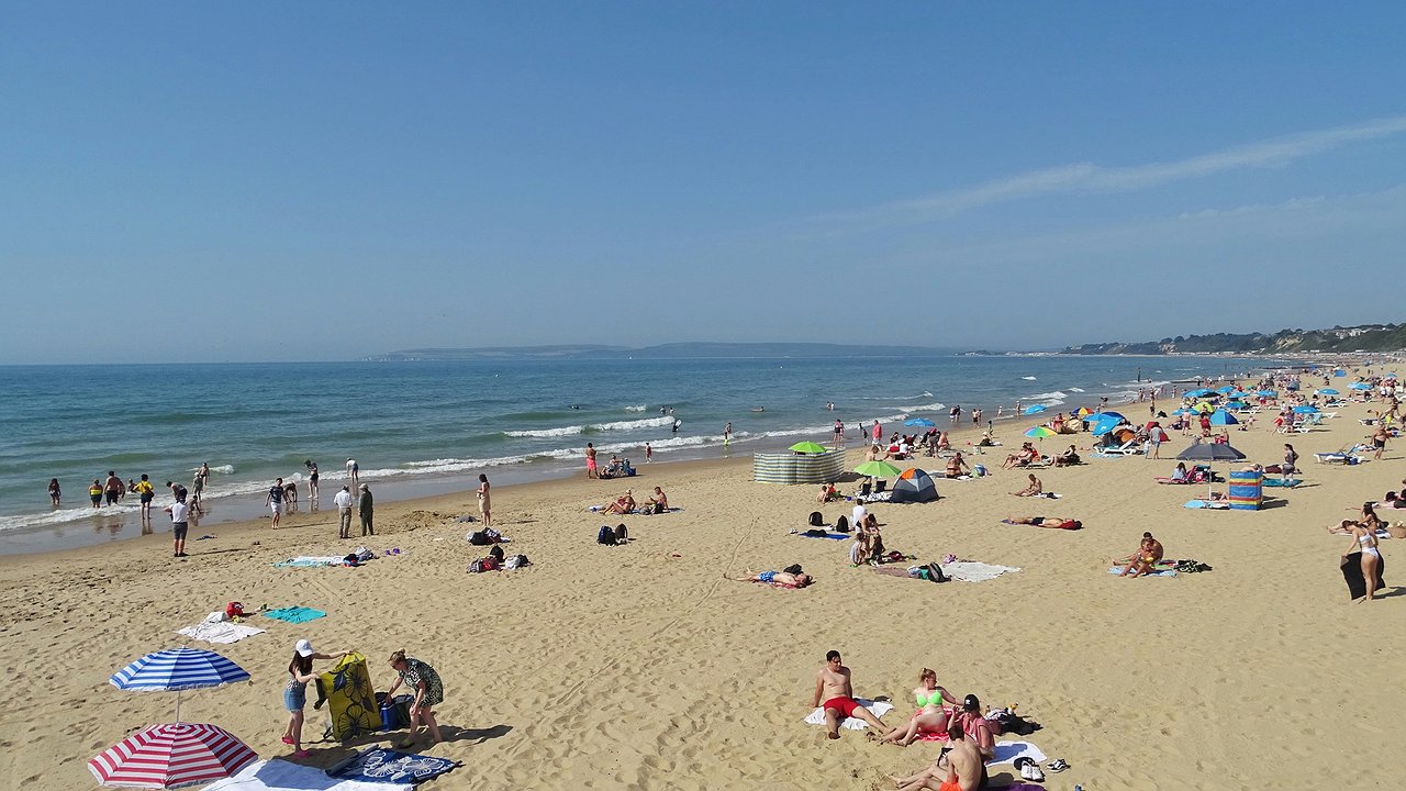 Главная картинка новости: Черное море остыло до 18 градусов. В каких курортных зонах Краснодарского края вода все еще комфортная для купания