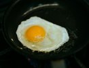 Вы всю жизнь жарили яйца неправильно: оказывается, масло не нужно