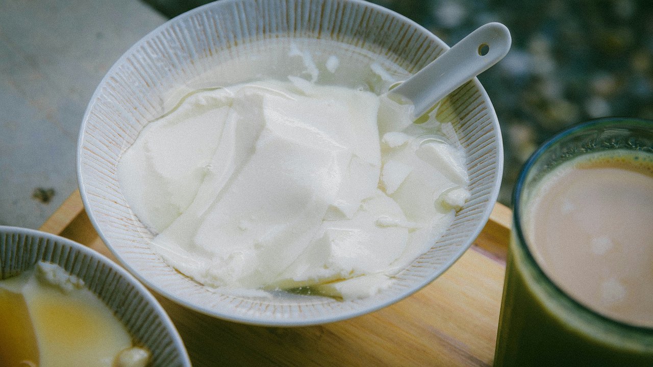 Главная картинка новости: На ночь смешиваю ряженку и сметану: утром получаю сыр "Филадельфия" — готовится, пока вы спите