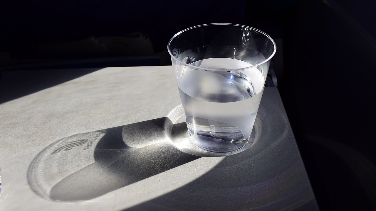 Главная картинка новости: Магазинные освежители — в мусорное ведро: 7 капель в стакан воды — и дома пахнет как в райском саду