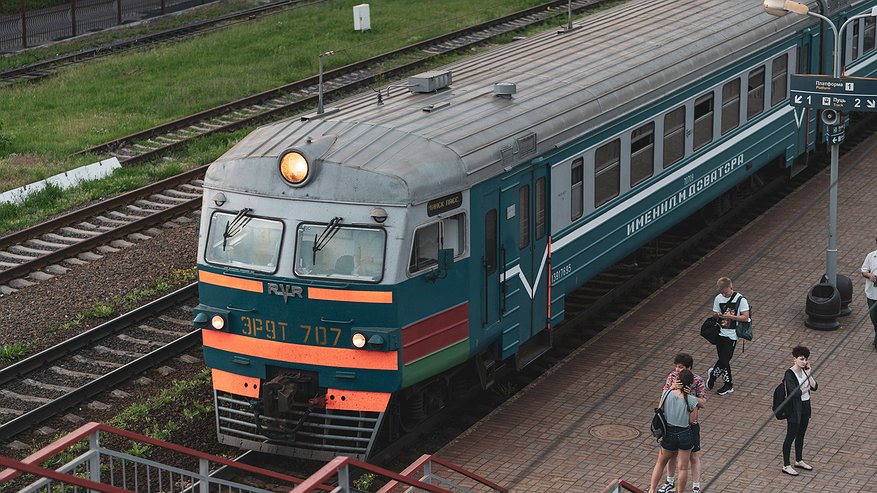 Главная картинка новости: Выкупили всё купе, чтобы ехать без лишних хлопот, а проводница нам - «Вот вам сосед, у него дети шумят!»: Это что, новые правила от РЖД?