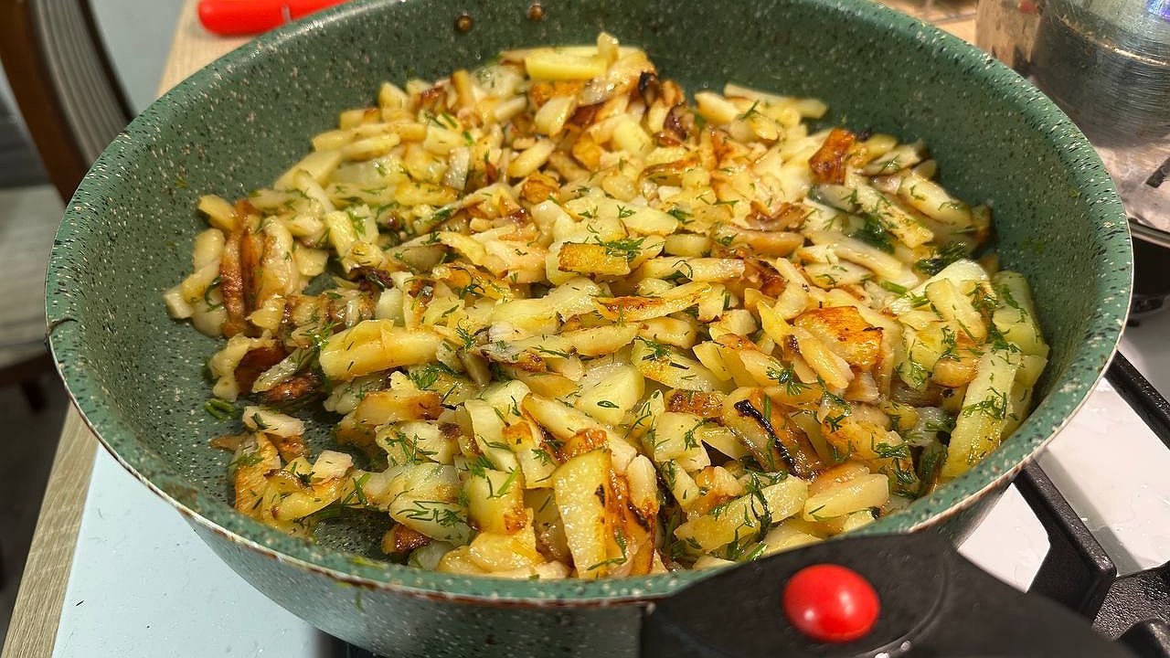 Главная картинка новости: Зачем перед жаркой ошпаривают картошку кипятком: секрет шеф-поваров - гости борются за добавку