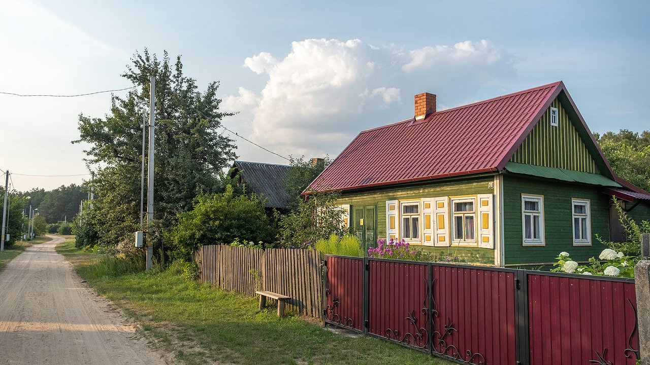 Главная картинка новости: Как избавиться от травы между тротуарной плиткой без затрат