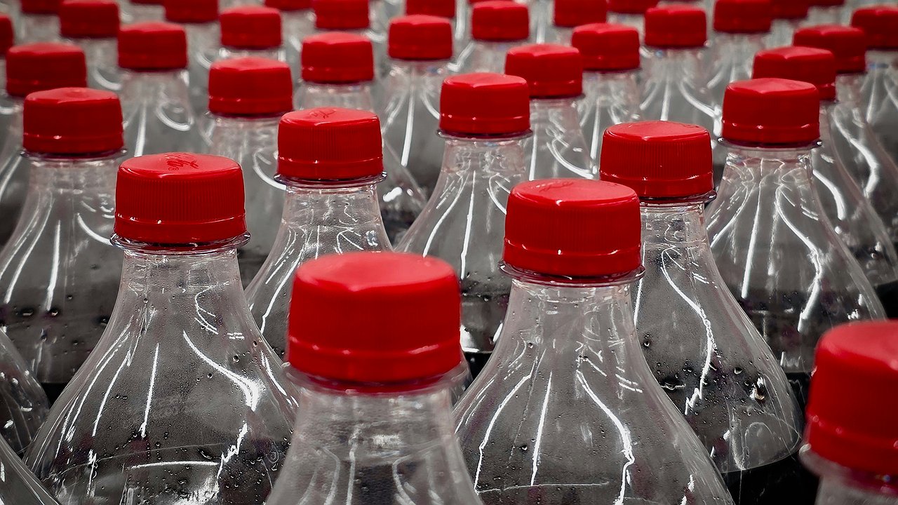 Главная картинка новости: Пластиковые бутылки теперь храню: разрезаю на 3 части и получаю очень полезную вещь — не могу без нее в хозяйстве