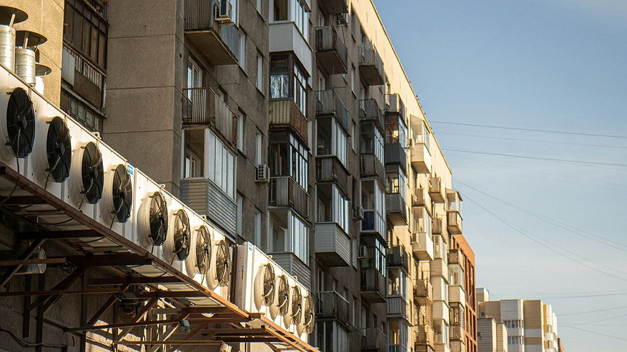 Главная картинка новости: От штрафа до "уголовки" – что нельзя хранить на балконе по нормам ЖКХ