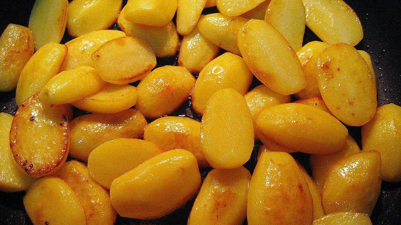 Главная картинка новости: Про масло сразу забыла: вот как добиться хрустящей корочки у картофеля — секрет в 3 ложках