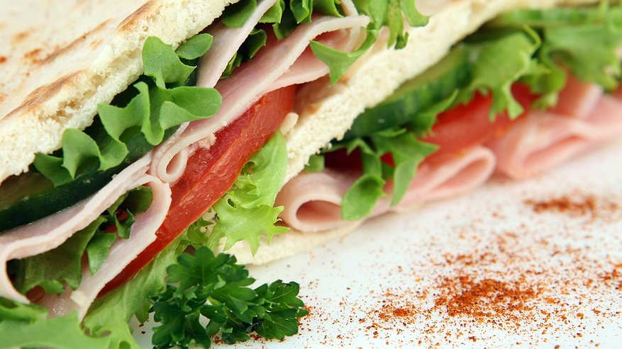 Главная картинка новости: Вкусные и простые рулеты из лаваша с курицей и разными начинками — рецепты и секреты приготовления