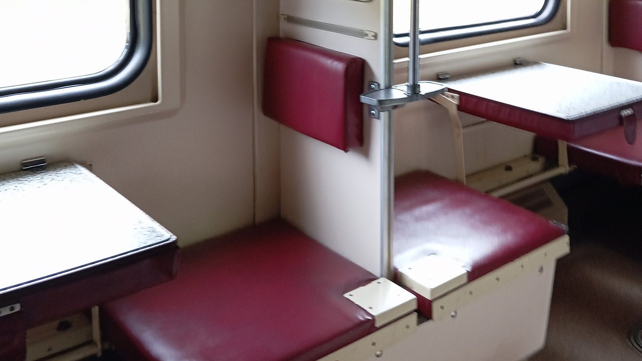 Главная картинка новости: Один плюс и много минусов. Думали, что двухэтажный поезд - шаг в будущее, но ожидания не оправдались