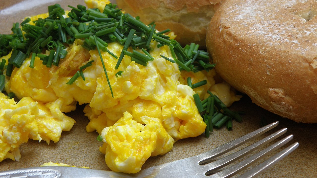 Главная картинка новости: Почему не рекомендуется жарить яичницу на подсолнечном масле: запомните раз и навсегда