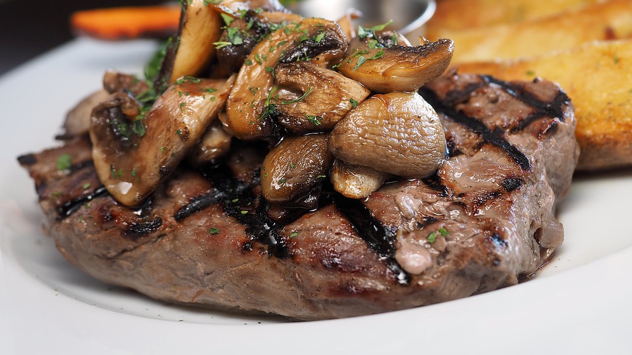 Главная картинка новости: Как сделать говядину по-настоящему мягкой и сочной: хитрый маринад — мясо тает во рту