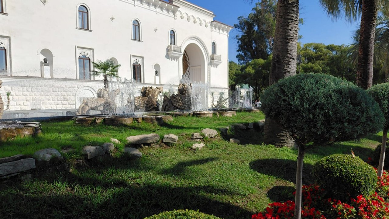 Главная картинка новости: "Почему большинство туристов "тошнит" от отдыха в Абхазии": откровения российских путешественников