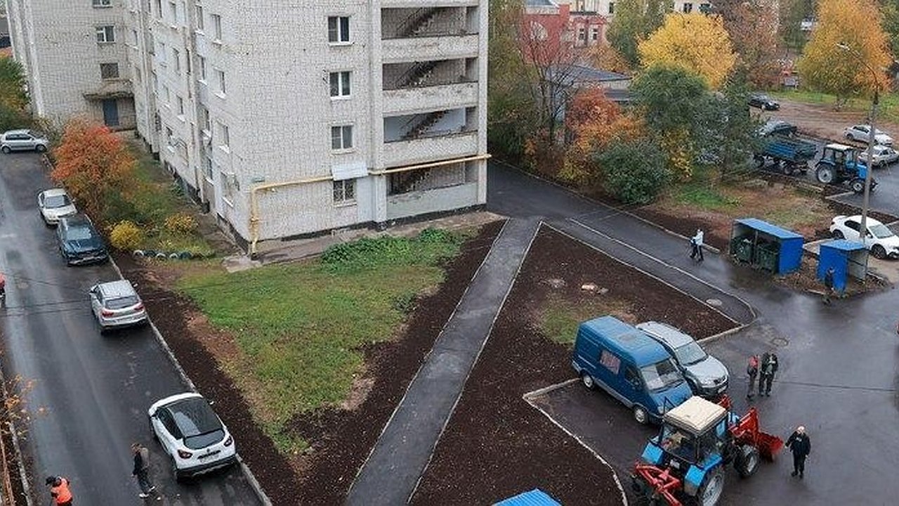 Главная картинка новости: Во дворах на Коминтерна и Бийской завершен комплексный ремонт