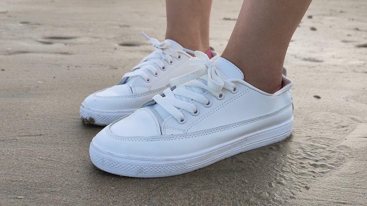 Главная картинка новости: Зубная паста не нужна: белизну обуви вернет другое популярное средство из ванной