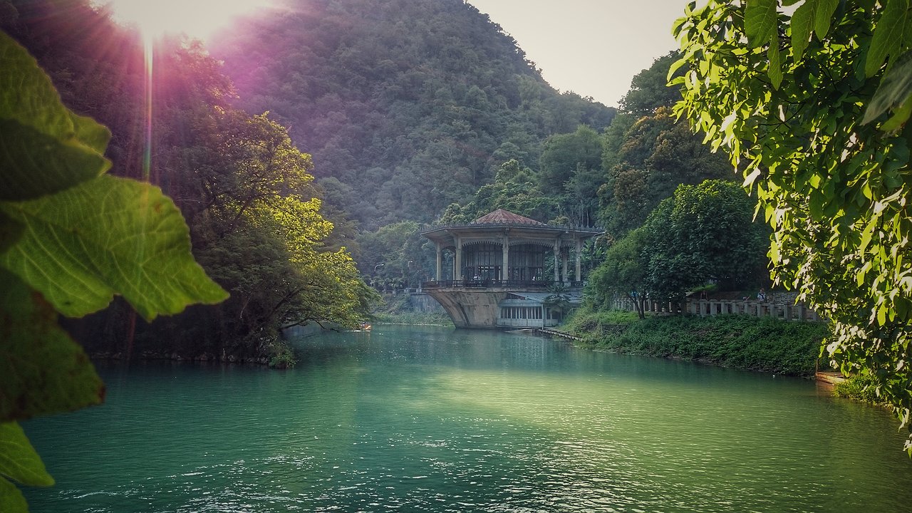 Главная картинка новости: 30 ловушек для русского туриста в Абхазии: полное руководство, как сохранить жизнь и кошелек в Стране Души