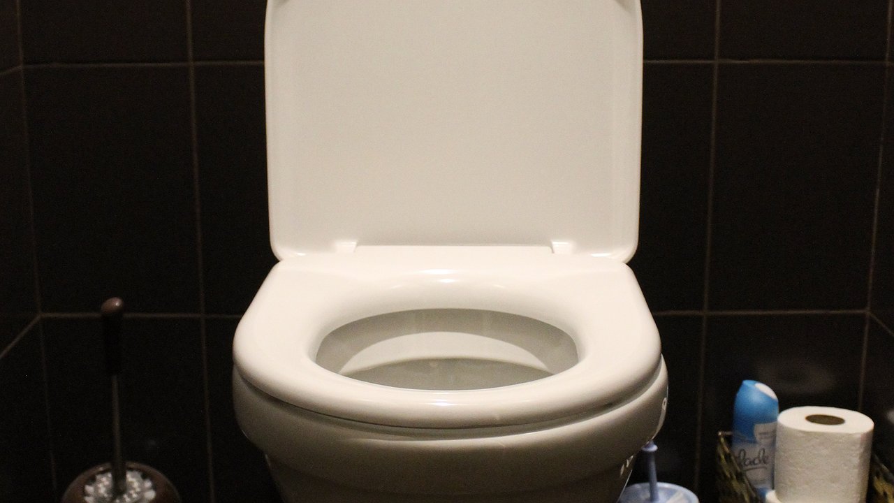 Главная картинка новости: Как убрать налёт и запах в туалете: 200 мл перекиси 3% на полчаса без вмешательства