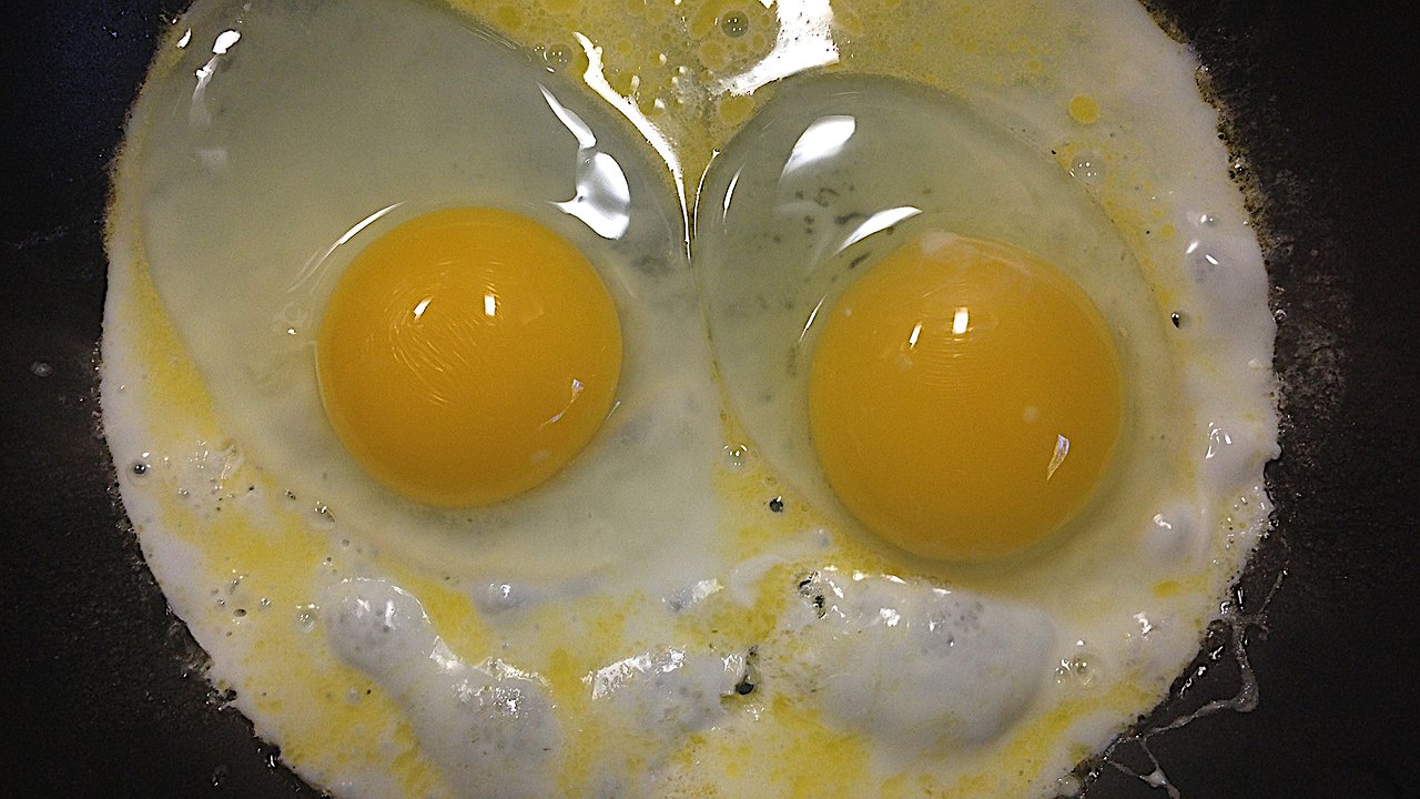 Главная картинка новости: Вы всю жизнь жарили яйца неправильно: не добавляйте масло, оно не нужно
