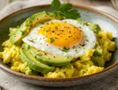 Берем авокадо и 2 яйца - получаем идеальный завтрак: привычная яичница в пролете