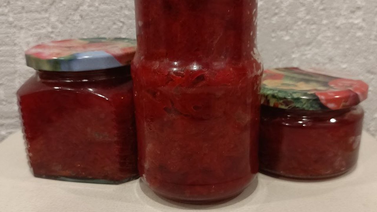 Главная картинка новости: Быстрая свекольная заправка на зиму: подходит и для борща, и в качестве салата к гарниру