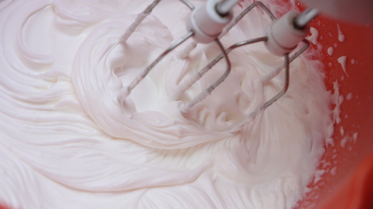 Главная картинка новости: Перед сном смешиваю ряженку и сметану: утром получаю сыр "Филадельфия" — готовится, пока вы отдыхаете