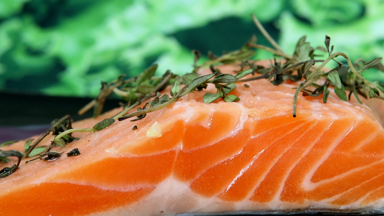 Главная картинка новости: Покупаю самую доступную красную рыбу и делаю из нее форель: рецепт умыкнула из дорогого ресторана