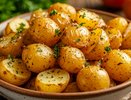 Семья обожает картошку по-гречески: вкусный гарнир с чесноком, лимоном и ароматным орегано