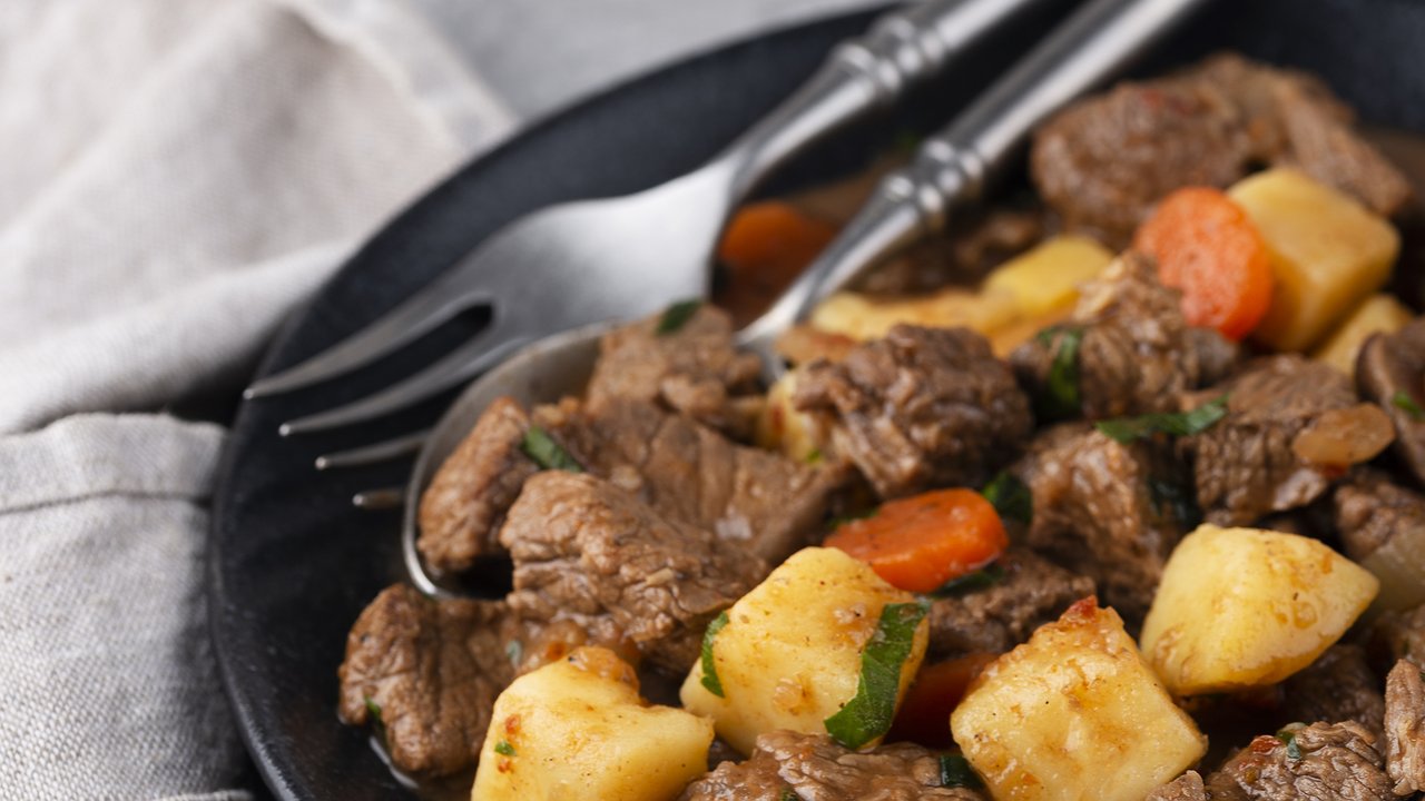 Главная картинка новости: Тушим говядину с фасолью: всего 1 час — и сытный ужин сметается со стола