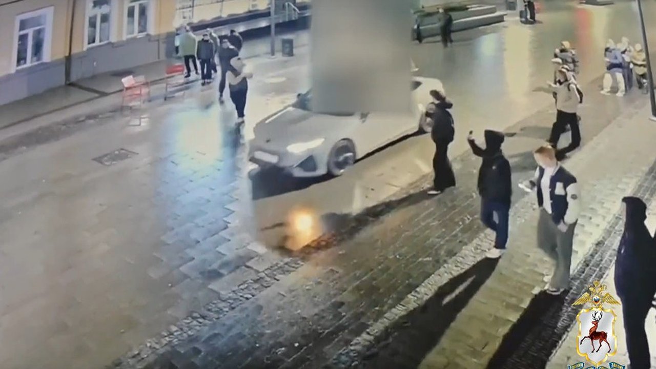 Главная картинка новости: Полицейские задержали устроившего фейерверк из машины 20-летнего нижегородца