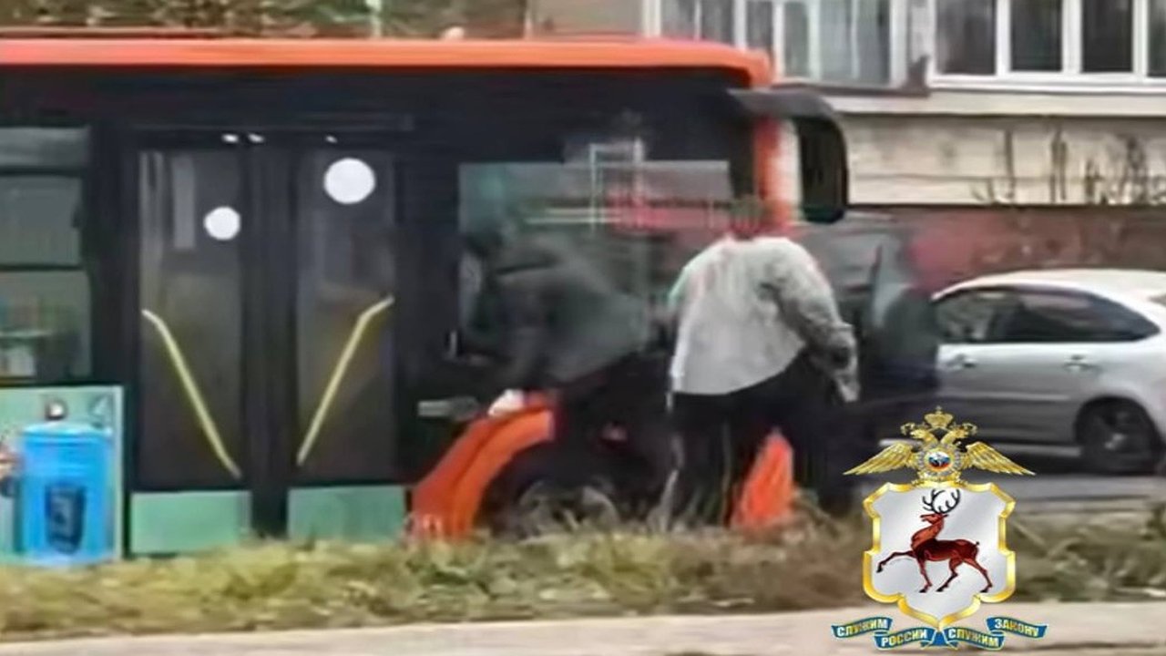 Главная картинка новости: В Нижнем Новгороде мужчина устроил погром в автобусе и угрожал водителю ножом