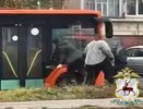 В Нижнем Новгороде мужчина устроил погром в автобусе и угрожал водителю ножом