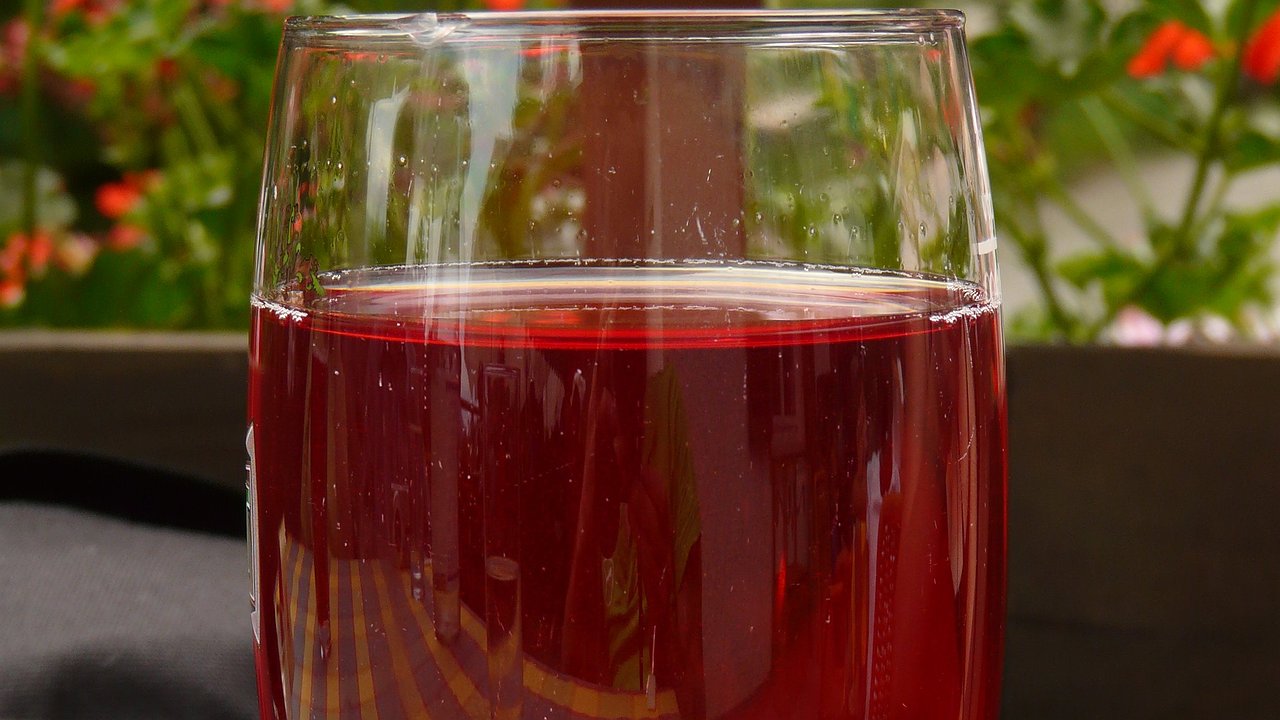 Главная картинка новости: Как сделать виноградный сок без соковарки: простой способ заготовки на зиму