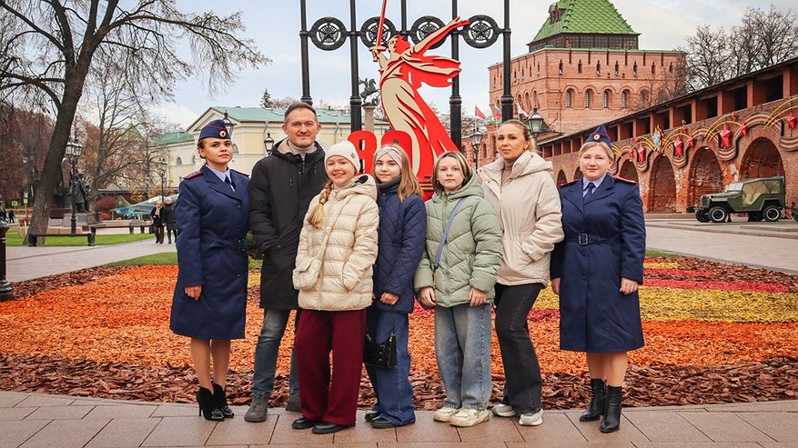 Главная картинка новости: В честь Дня народного единства семье из Донецка показали Нижегородский кремль