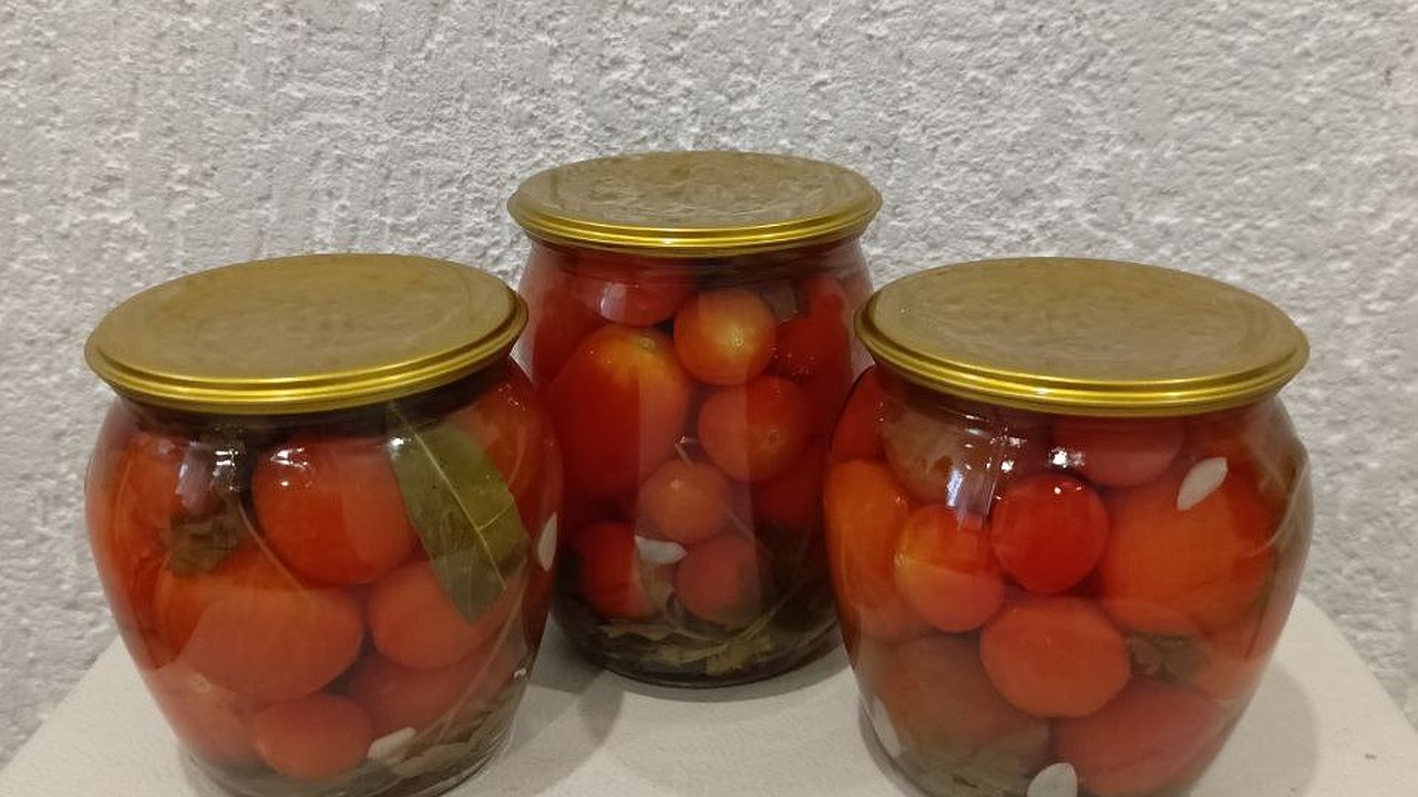 Главная картинка новости: Малосолим помидоры в кастрюле: одна ночь — и эта потрясающая закуска моментально сметается со стола