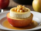 Нежный чизкейк в запечённом яблоке — быстрый и легкий десерт, который тает во рту