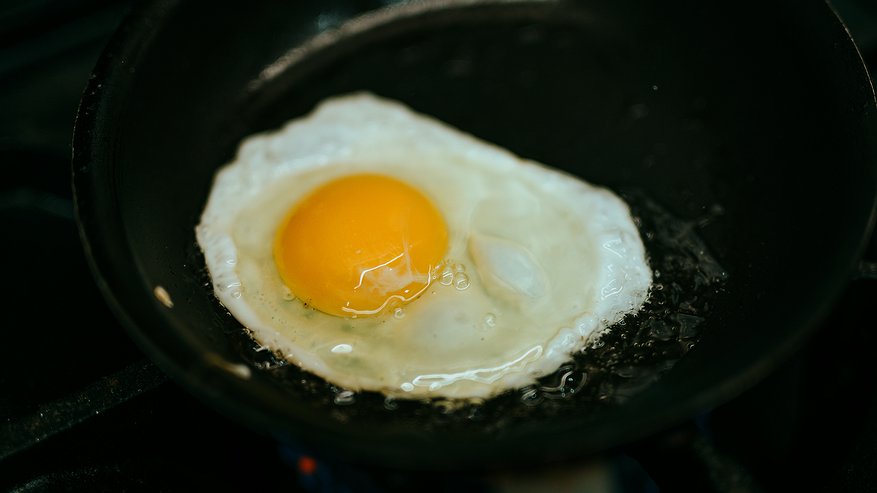 Главная картинка новости: Яичницу на сковородке больше не жарю — теперь готовлю её в кружке: получается в 2 раза вкуснее