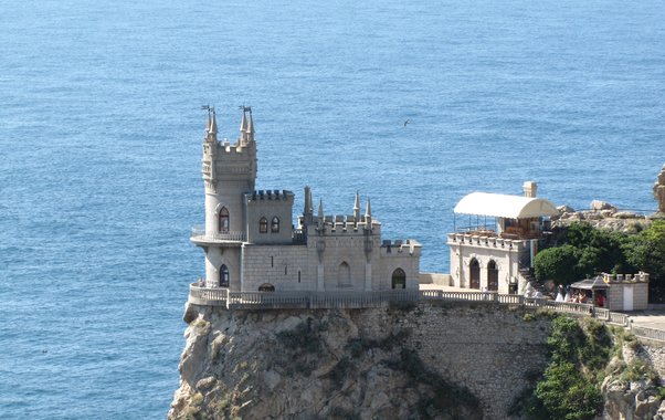 Без слез не взглянешь: популярная у туристов достопримечательность превратилась в помойку