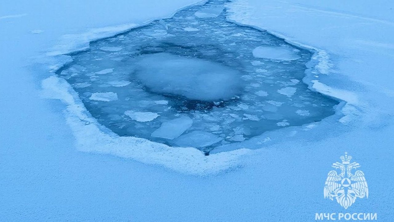 Главная картинка новости: В Нижнем Новгороде на озере Земснаряд спасатели вытащили провалившегося под лёд рыбака