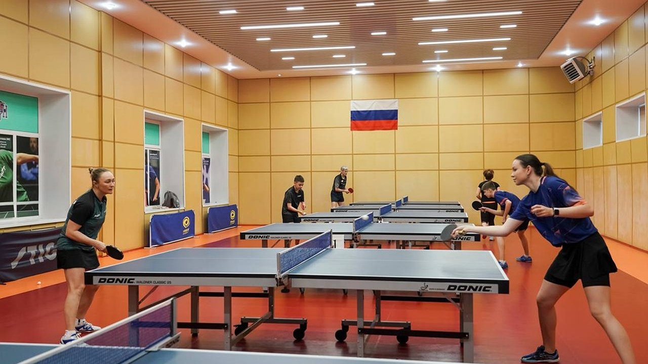 Главная картинка новости: Мэр сыграл в теннис и проверил стройку в нижегородской спортшколе №13