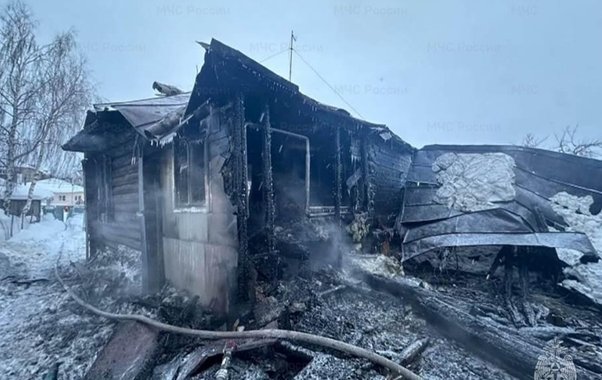 Пожар в частном доме в Сосновском округе унес жизни трех человек
