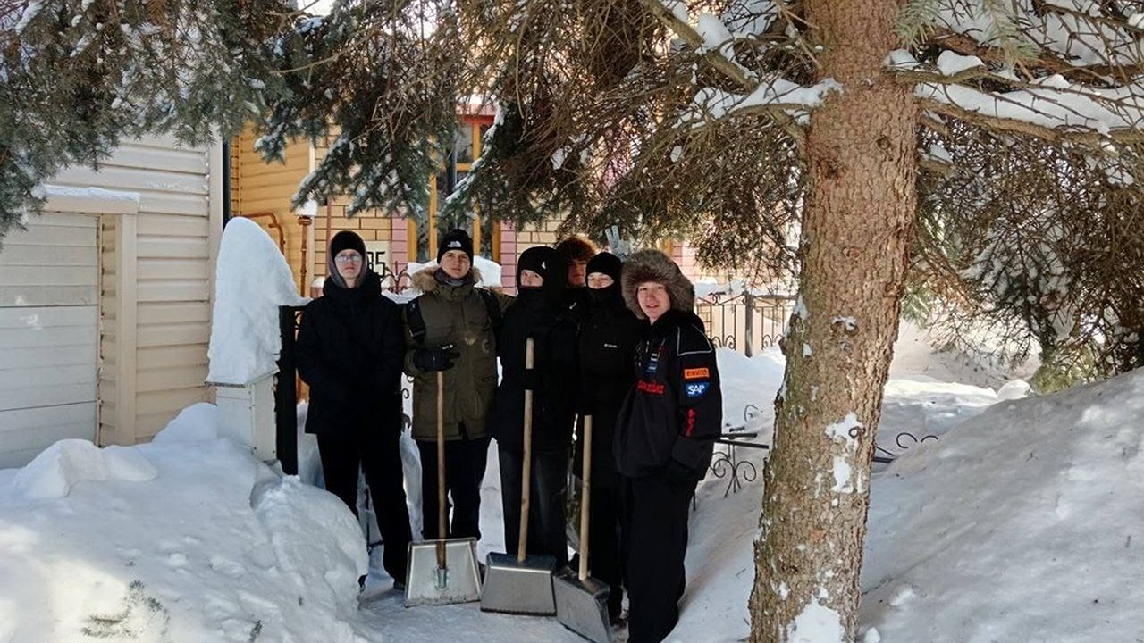 Главная картинка новости: Нижегородские студенты помогли пожилой учительнице расчистить снег