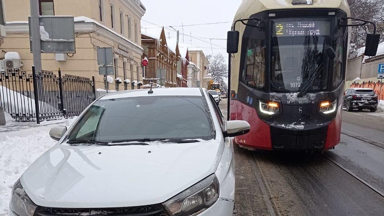Главная картинка новости: В Нижнем Новгороде за сутки произошло 6 случаев блокировки трамваев машинами