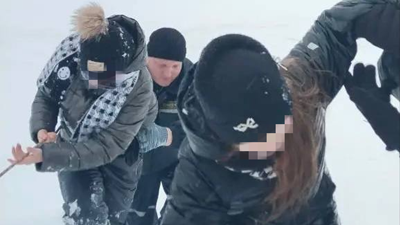 Главная картинка новости: Нижегородцы спасли двух застрявших на берегу Оки школьниц