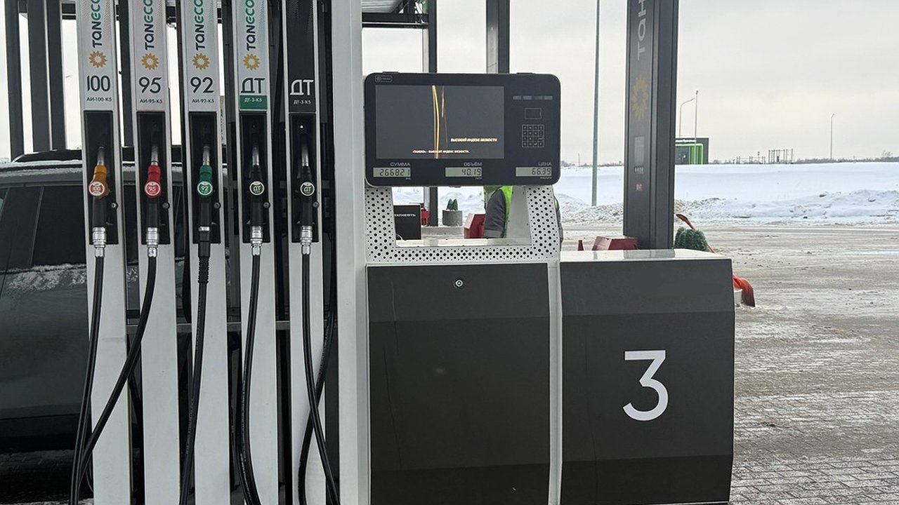 Главная картинка новости: Нижегородцы могут купить на среднюю зарплату 1128 литров бензина АИ-92