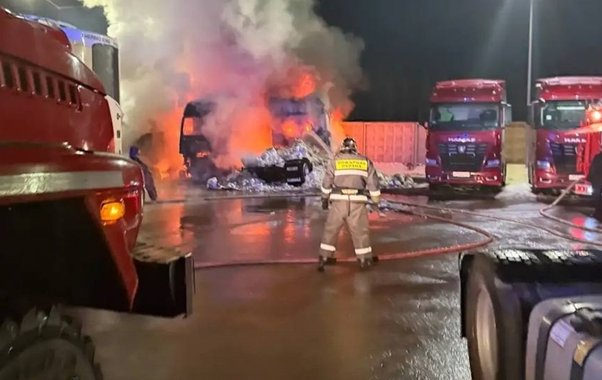 В Дзержинске на Московском шоссе пожар уничтожил и повредил по три грузовика